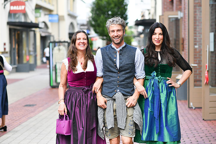 Dana Schweiger (Dirndl: LodenFrey), Simon Lohmeyer (Tracht: LodenFrey), Alexandra Polzin (Dirndl: LodenFrey) / Trachtensommer im Ingolstadt Village am 10.07.2024 ©Foto: BrauerPhotos / Goran Nitschke